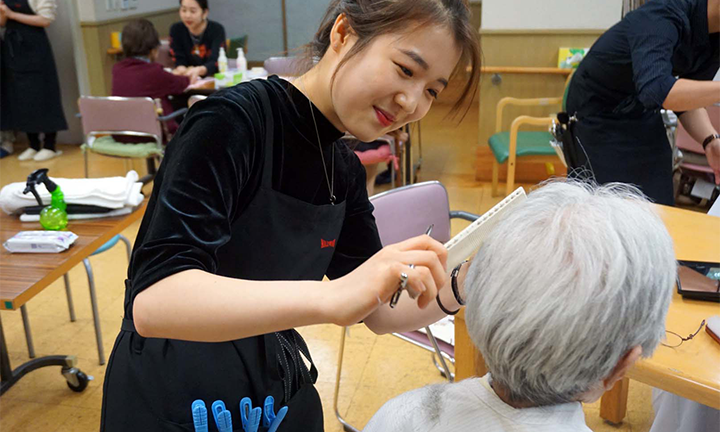 東京で美容を学び美容ヘルパーを目指す